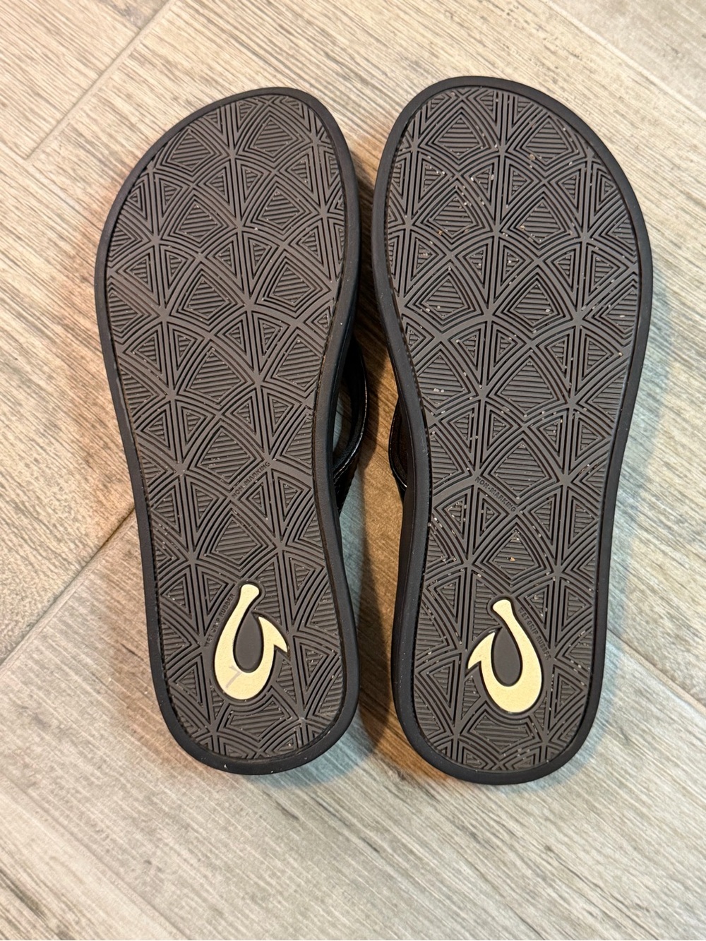 OluKai Puawe Black Sandals Flip Flops Women's Size 8 Casual Summer Pool Beach - Picture 6 of 10